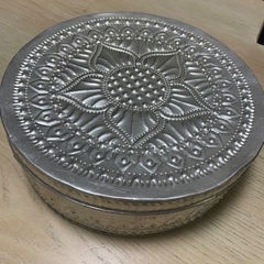 アンティークなブリキの缶の画像