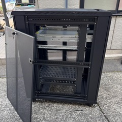 【美品】サンワサプライ製　サーバーラック　100-SV002　W600×D1000×H1256　19インチ　24U　中古　システムラックの画像