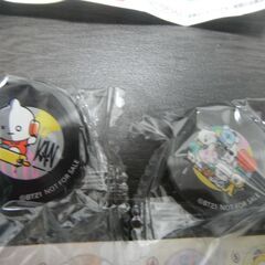 【未開封】くら寿司　BT21　オリジナル　アクリルステッカー　缶バッジ　4個まとめての画像