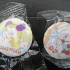 【未開封】くら寿司　BT21　オリジナル　アクリルステッカー　缶バッジ　4個まとめての画像