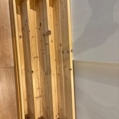 木製の絵本棚の画像