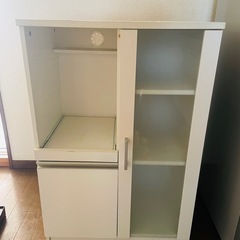 コンセント付け食器棚、の画像