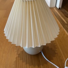 OKOOI プリーツ テーブルランプの画像