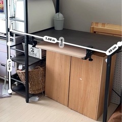 パソコンデスクとキーボードスライダーの画像