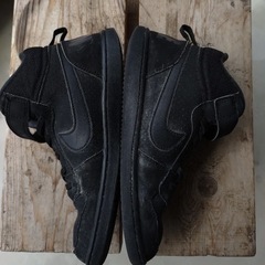 NIKE ハイカット　スニーカー 黒 22㎝の画像