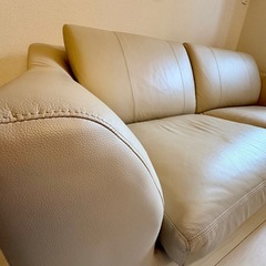 ニトリ　ベージュ レザー 2人掛けソファの画像