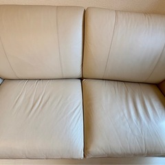 ニトリ　ベージュ レザー 2人掛けソファの画像