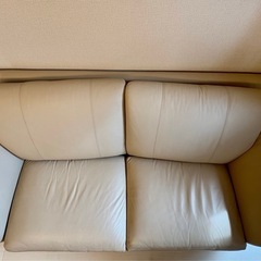 ニトリ　ベージュ レザー 2人掛けソファの画像