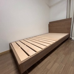 シモンズ ベットフレームの画像