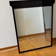 テーブルと椅子　鏡の画像