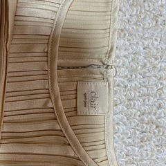 ベージュ長袖服の画像