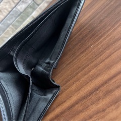 ARMANI COLLEZIONI 二つ折り財布 ブラック レザー メンズの画像