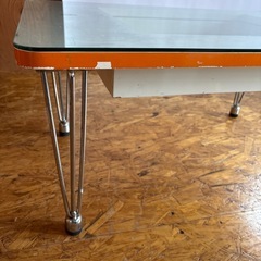 レトロなガラステーブルの画像