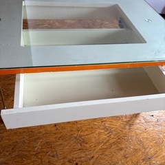 レトロなガラステーブルの画像