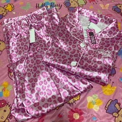新品 KOGYARU ピンク ヒョウ柄 サテン 長袖 パジャマ 150の画像