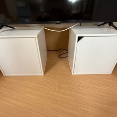 カラーボックスと扉付き収納2個の画像