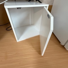 カラーボックスと扉付き収納2個の画像