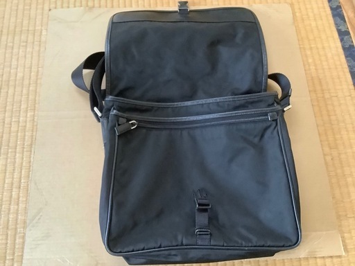 プラダ　メッセンジャーバック