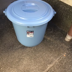 20L 蓋付きポリバケツの画像