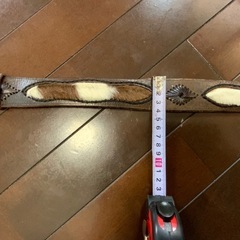 ジャーナルスタンダード　ブラウンレザー毛付きベルト 長さ112、幅4センチ レザー製のブラウンベルト、毛付き装飾とレザー巻きバックル付きの画像