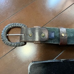ジャーナルスタンダード　ブラウンレザー毛付きベルト 長さ112、幅4センチ レザー製のブラウンベルト、毛付き装飾とレザー巻きバックル付きの画像