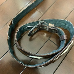 ジャーナルスタンダード　ブラウンレザー毛付きベルト 長さ112、幅4センチ レザー製のブラウンベルト、毛付き装飾とレザー巻きバックル付きの画像