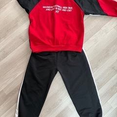 キッズ　ジャージセットアップ 130cm レッド/ブラックの画像