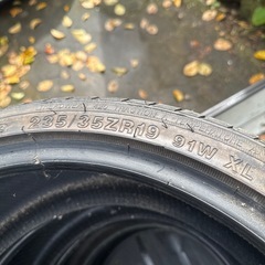 235-35.-R19中古タイヤの画像