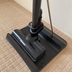 シャープ コードレススティッククリーナー RACTIVE Air EC-AR5X-N ゴールド バッテリー2個モデル 充電器 スタンド付きの画像