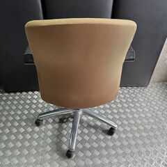 店頭引き渡し 中古 JOIFA オフィスチェア キャスター付き オレンジ ブラウン チェア Bの画像