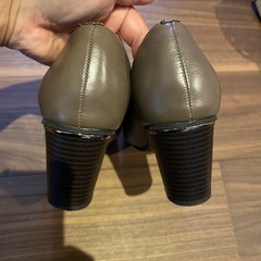 ベージュパンプスの画像