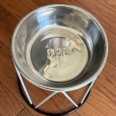 わんちゃんの水飲み器＆スタンドの画像