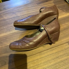 革靴　パンプス　茶色の画像