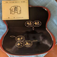 ひょうたん型のお盆（漆器）の画像