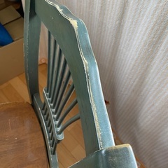 しっかりした木の椅子の画像