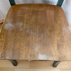 しっかりした木の椅子の画像