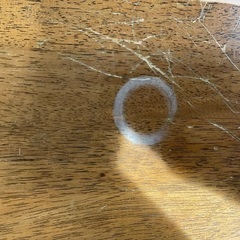 しっかりした木の椅子の画像