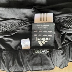 adidas ウィンドブレーカー 黒/グレー/ピンクの画像