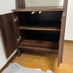 ヘリンボーン柄オープンラック（両開きキャビネット付き）の画像