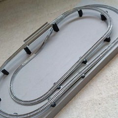 トミックスのミニカーブレール使用のベース付きレイアウトの画像