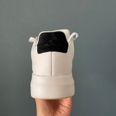 adidas ホワイトスニーカーの画像