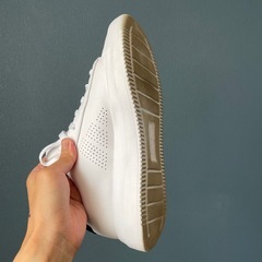 adidas ホワイトスニーカーの画像