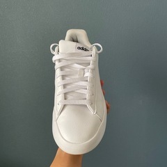 adidas ホワイトスニーカーの画像