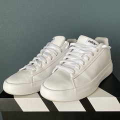 adidas ホワイトスニーカーの画像