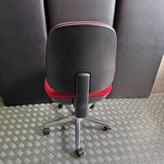 店頭引き渡し 中古 Okamura チェア 赤 キャスター付き 椅子 家具 Aの画像