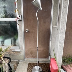 IKEA フロアライト　シルバー色 照明器具の画像