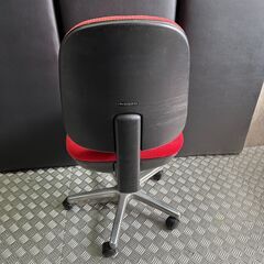 店頭引き渡し 中古 Okamura チェア 赤 キャスター付き 椅子 家具 Bの画像