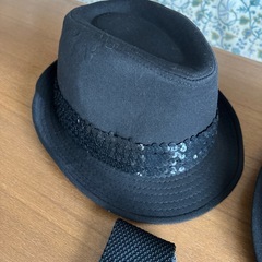 キッズ用ハットとネクタイのペアの画像