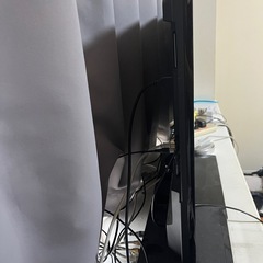 テレビ39型と外付けスピーカーのセットの画像
