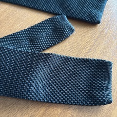 キッズ用ハットとネクタイのペアの画像
